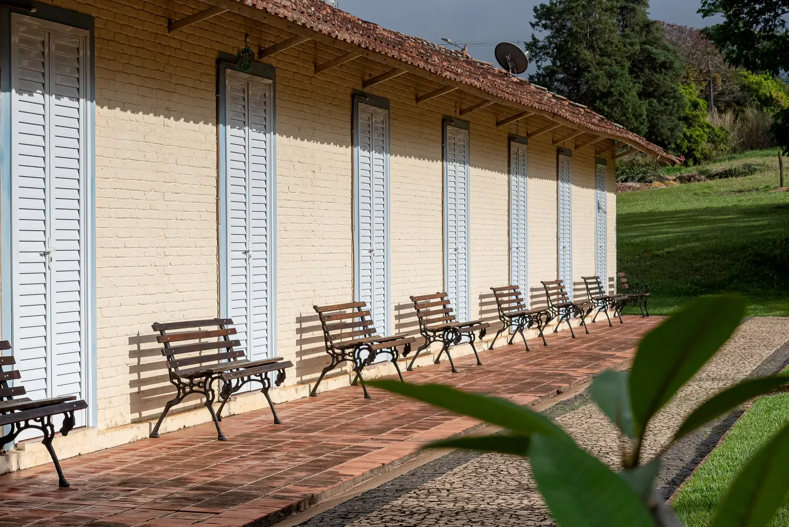 Fachada dos apartamentos com bancos ao longo da calçada
