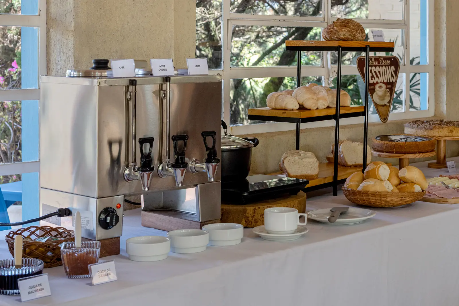Máquinas de café, cappuccino e chocolate junto aos pães