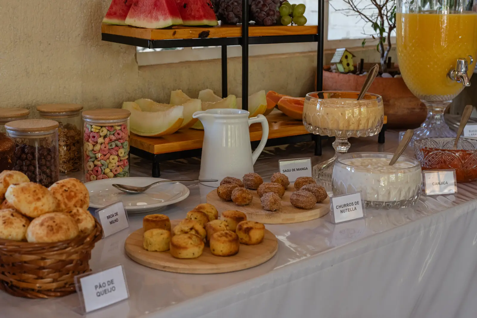 Pão de queijo, docinhos, cereais e suco