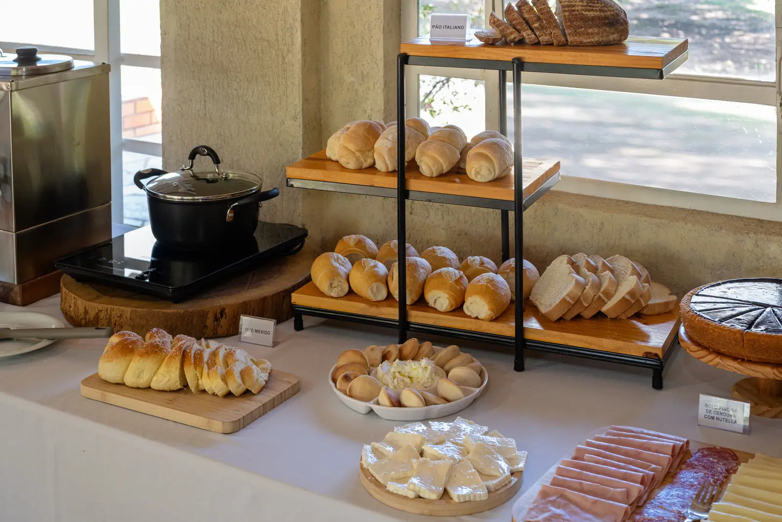 Pães, queijos e frios do café colonial