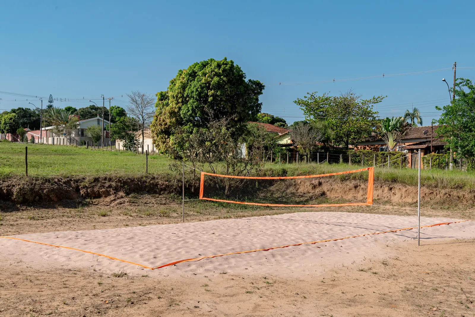 Quadra de areia com rede para partidas de beach tênis