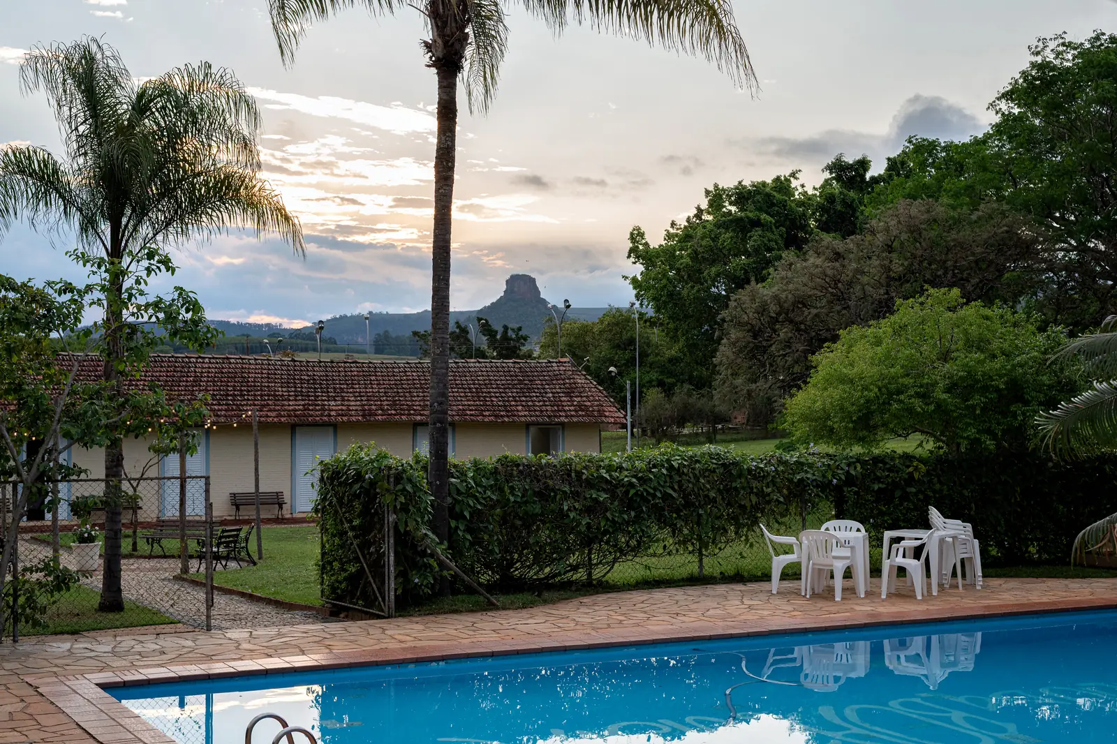 Piscina e apartamentos do hotel com a Pedra do Cuscuzeiro no horizonte